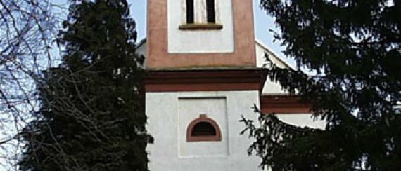 Szentkereszti templom, középkori alapokon, bélletes kapuval